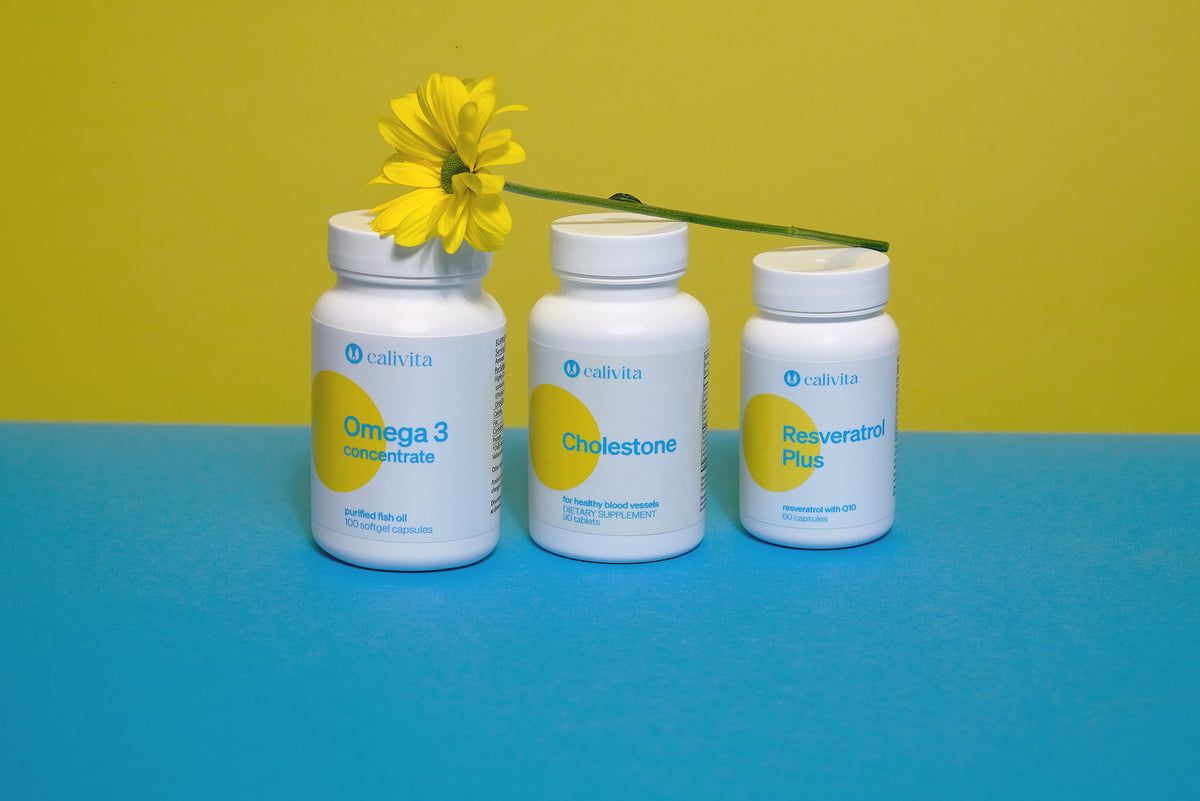 Zestaw suplementów Calivita: Omega 3, Cholestone i Resveratrol Plus na niebieskim tle z żółtym kwiatem.