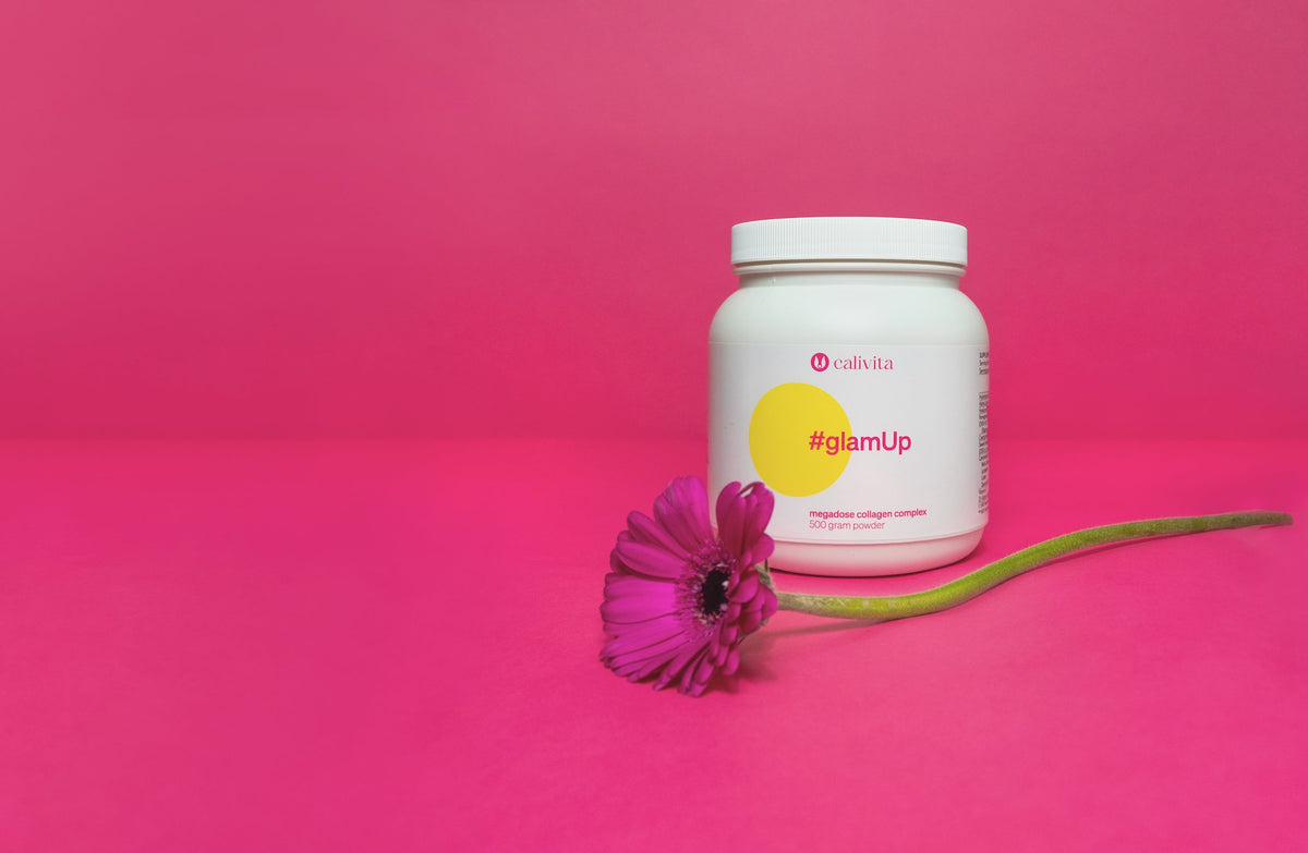 Biały pojemnik kolagenu Calivita #glamUp z różowym kwiatem na różowym tle