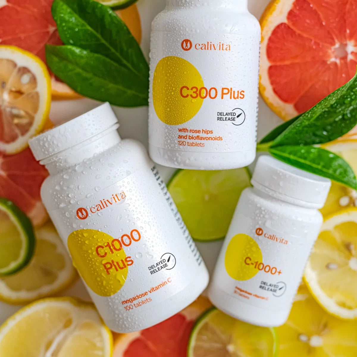 Suplementy Calivita C300 Plus i C1000 Plus wśród plastrów cytrusów i liści.