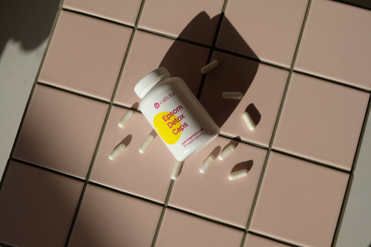 Kapsułki Epsom Detox Caps od Calivita na różowych kafelkach